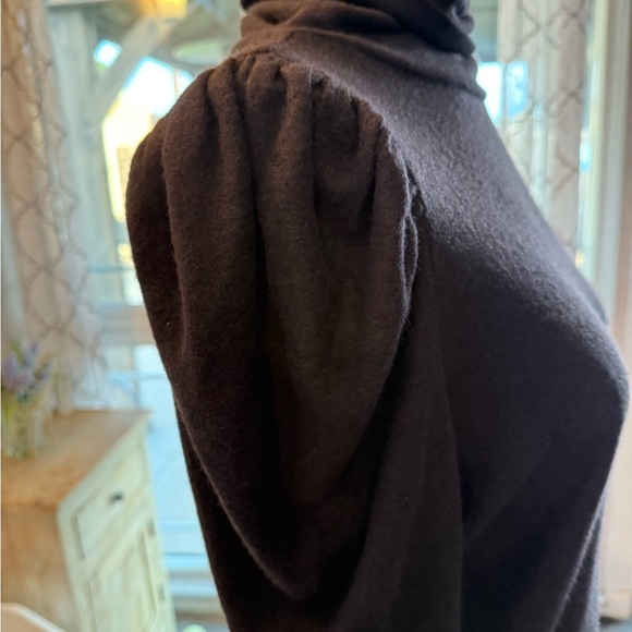 𝅺soft black turtleneck with slight puff shoulder classic
Staple size large - Picture 2 of 6